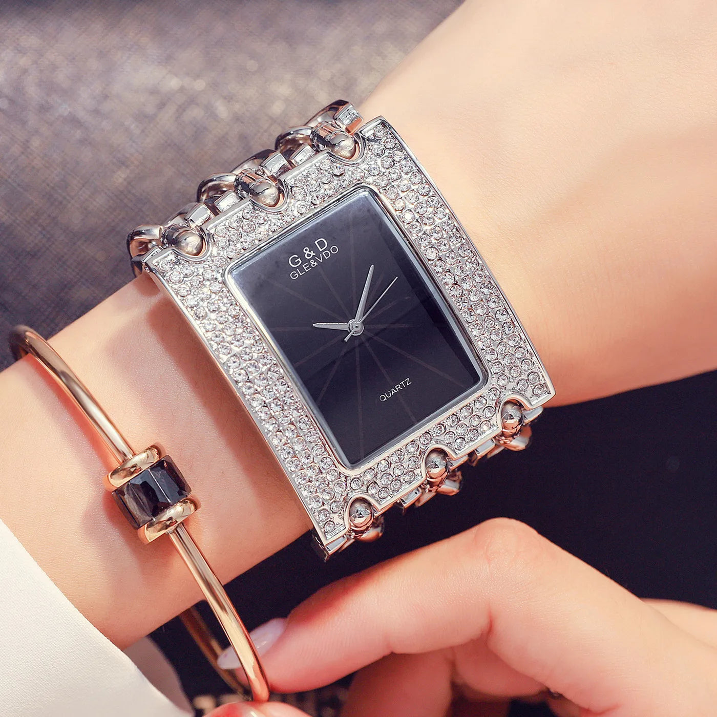 💎 Titre :

Montre bracelet dorée G&D – Élégance raffinée et design luxueux pour femme