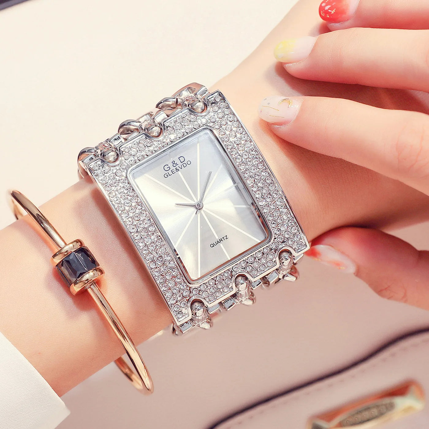 💎 Titre :

Montre bracelet dorée G&D – Élégance raffinée et design luxueux pour femme