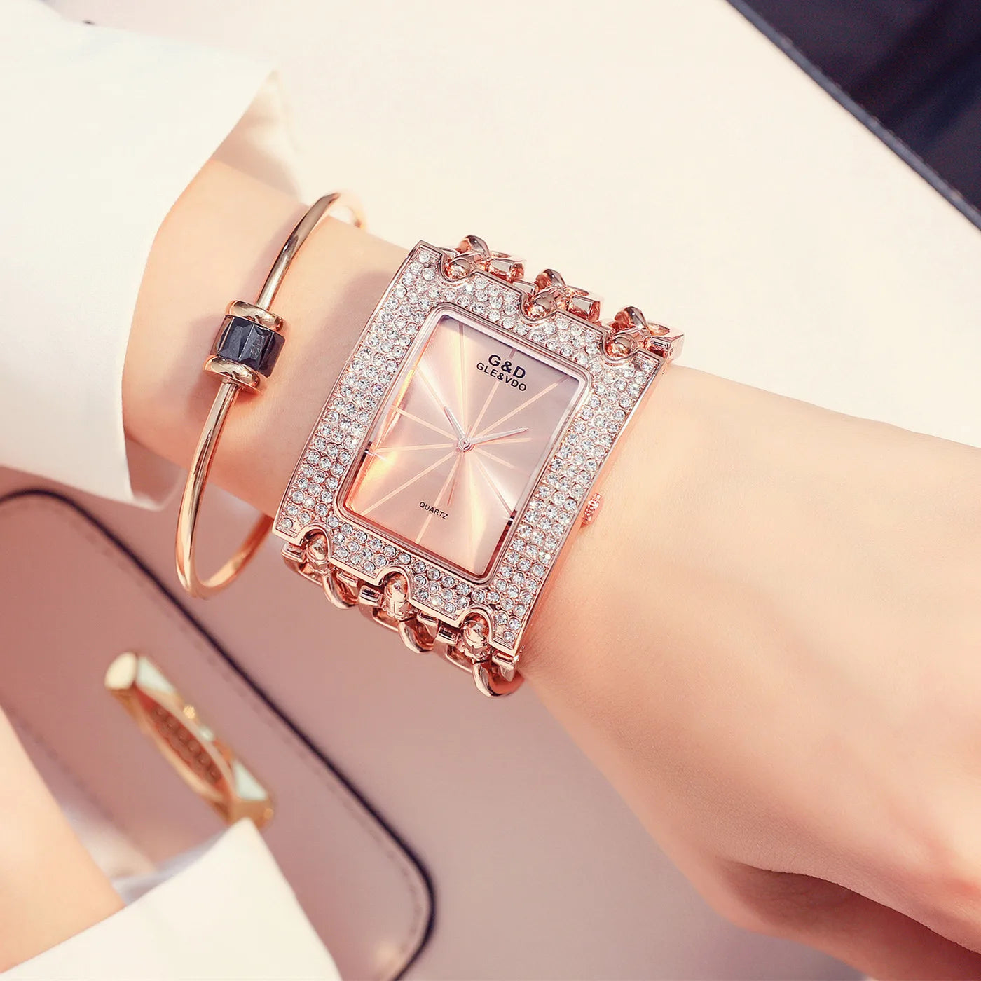 💎 Titre :

Montre bracelet dorée G&D – Élégance raffinée et design luxueux pour femme