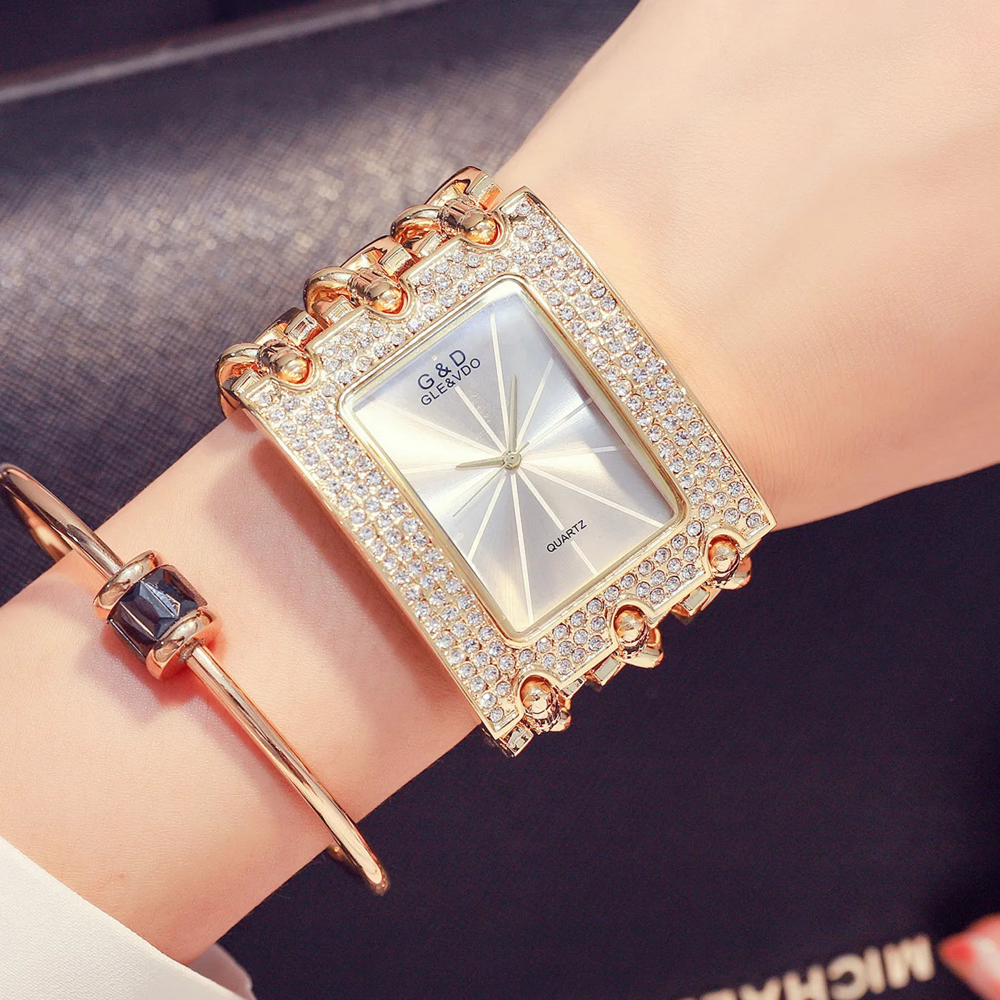 💎 Titre :

Montre bracelet dorée G&D – Élégance raffinée et design luxueux pour femme