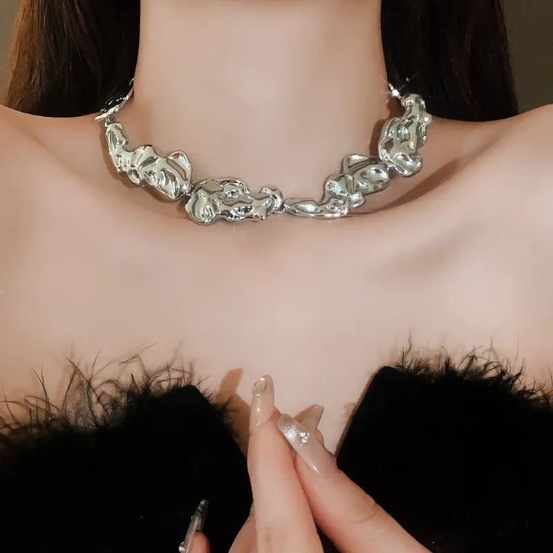🩶 Titre :

Collier doré “Éclat Royal” – Élégance intemporelle et charme raffiné
