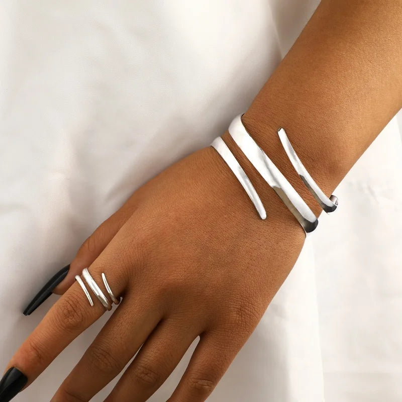 💎 Titre :

Bracelet ouvert doré géométrique – bijou chic et minimaliste pour femme
