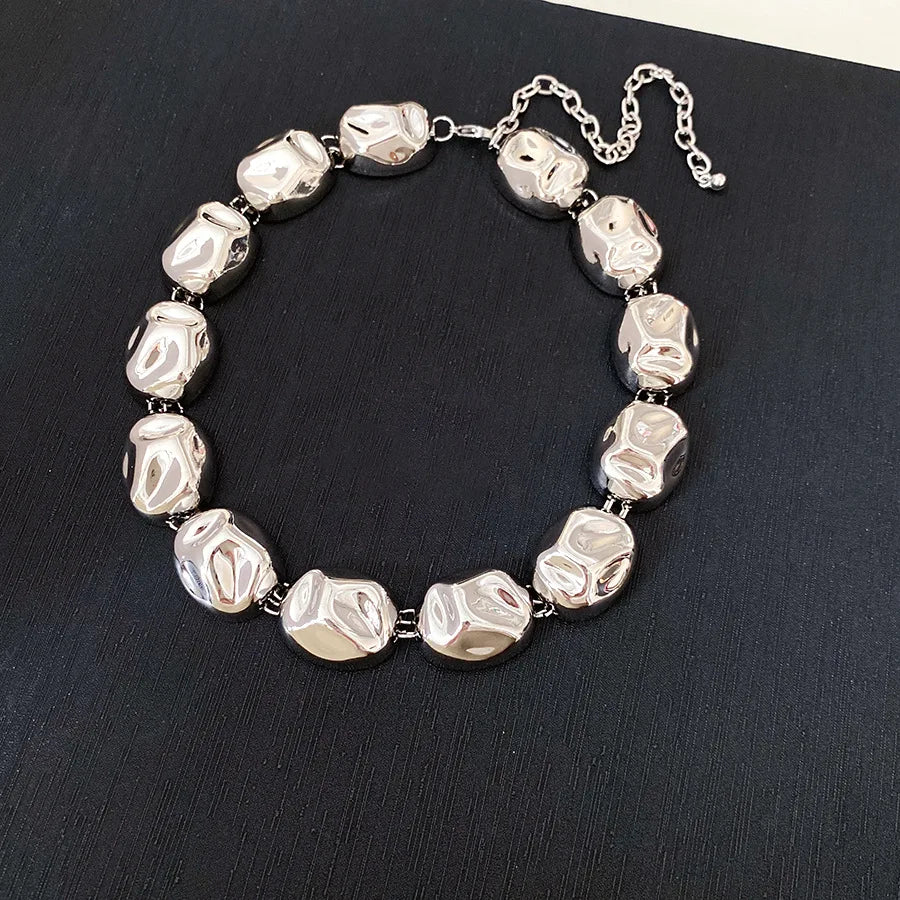 🩶 Titre :

Collier doré “Éclat Royal” – Élégance intemporelle et charme raffiné