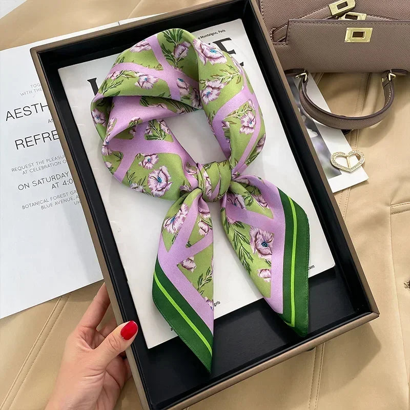 Foulard Carré Satiné Femme – Imprimé Élégant Style Soie | Accessoire Chic pour Cheveux, Cou ou Sac à Main