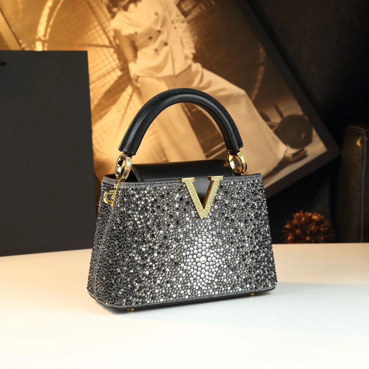 Sac à Main Femme Luxe à Strass – Poignée Rigide et Détail Doré | Sac Brillant Chic Soirée ou Cérémonie