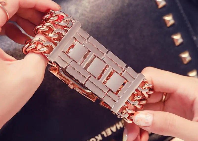 💎 Titre :

Montre bracelet dorée G&D – Élégance raffinée et design luxueux pour femme