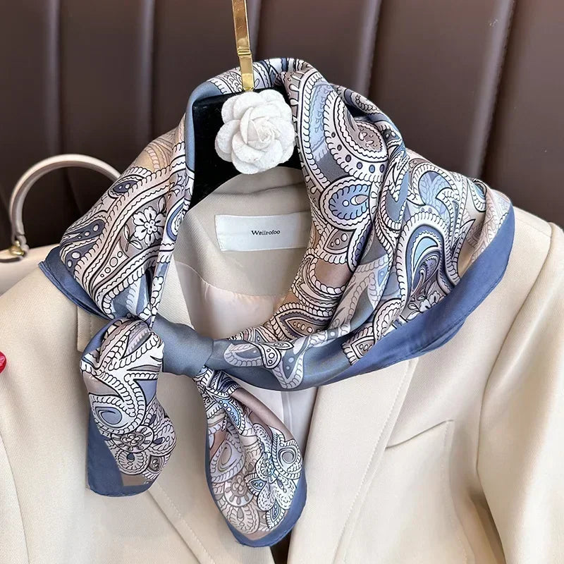 Foulard Carré Satiné Femme – Imprimé Élégant Style Soie | Accessoire Chic pour Cheveux, Cou ou Sac à Main