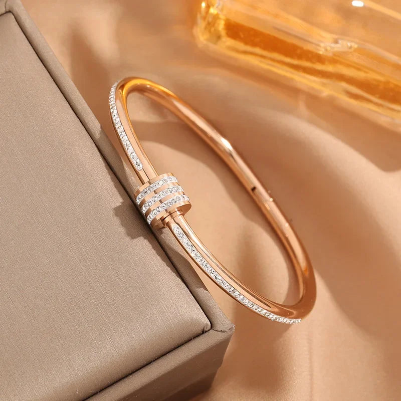 Bracelet Femme en Acier Titane Plaqué Or – Luxe Élégant avec Cristaux, Fait Main & Antioxydant