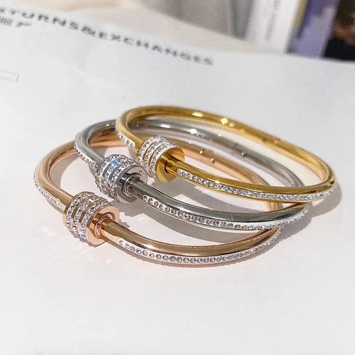 Bracelet Femme en Acier Titane Plaqué Or – Luxe Élégant avec Cristaux, Fait Main & Antioxydant