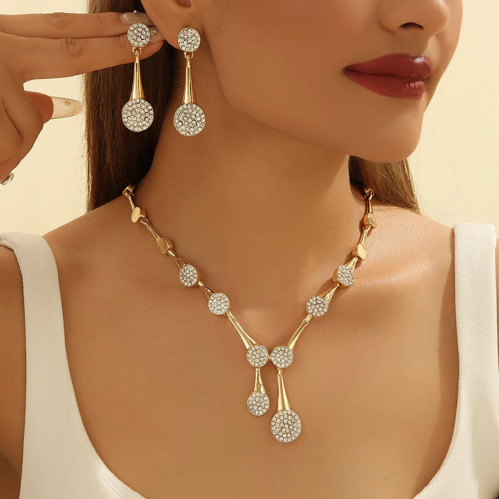 Parure Dorée Élégante – Collier et Boucles d’Oreilles Chic pour Mariage ou Soirée | Bijoux de Luxe Féminins et Raffinés