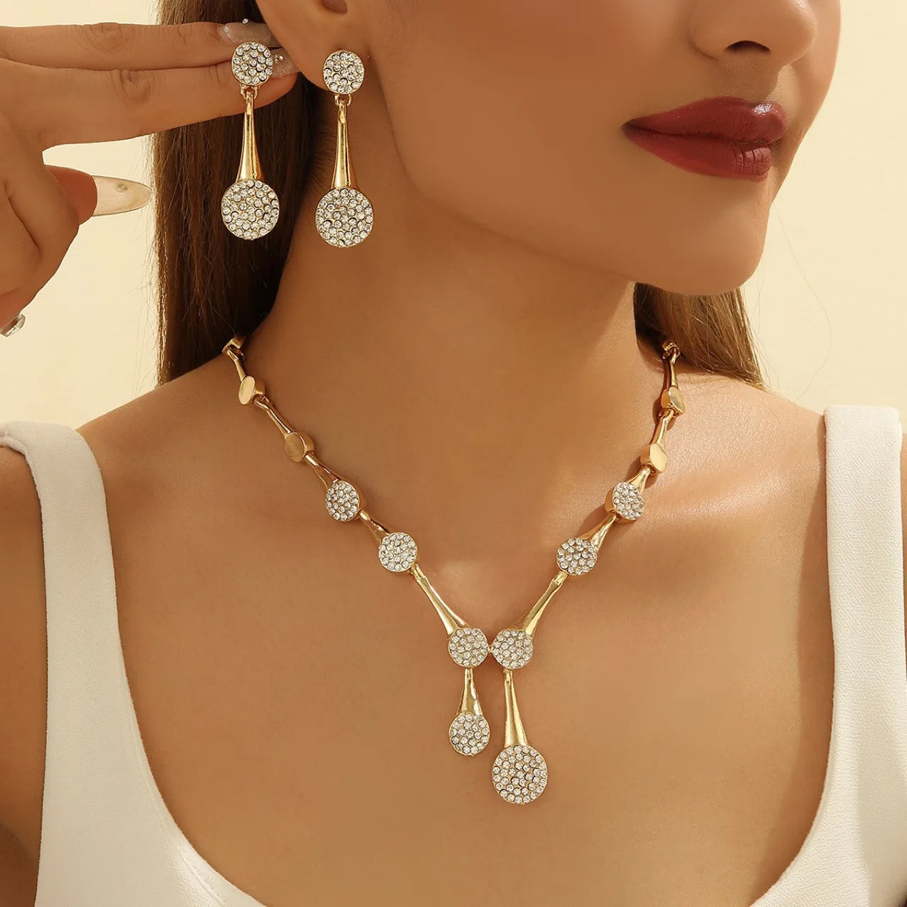 Parure Dorée Élégante – Collier et Boucles d’Oreilles Chic pour Mariage ou Soirée | Bijoux de Luxe Féminins et Raffinés