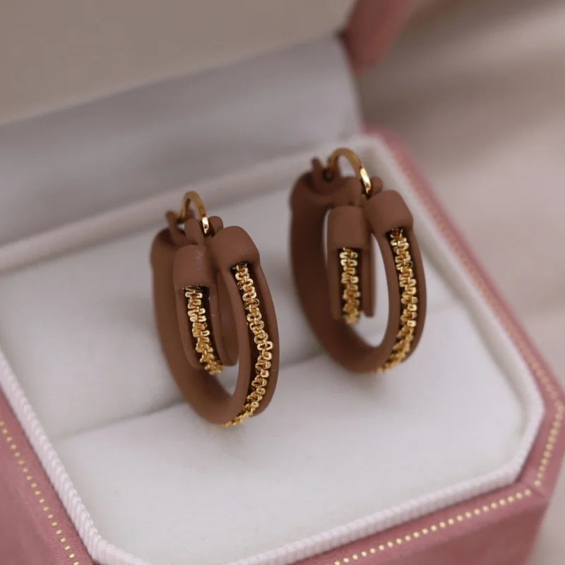 Boucles d’oreilles modernes style coréen – Créoles croisées avec chaîne dorée, look chic et tendance pour toutes les saisons ✨