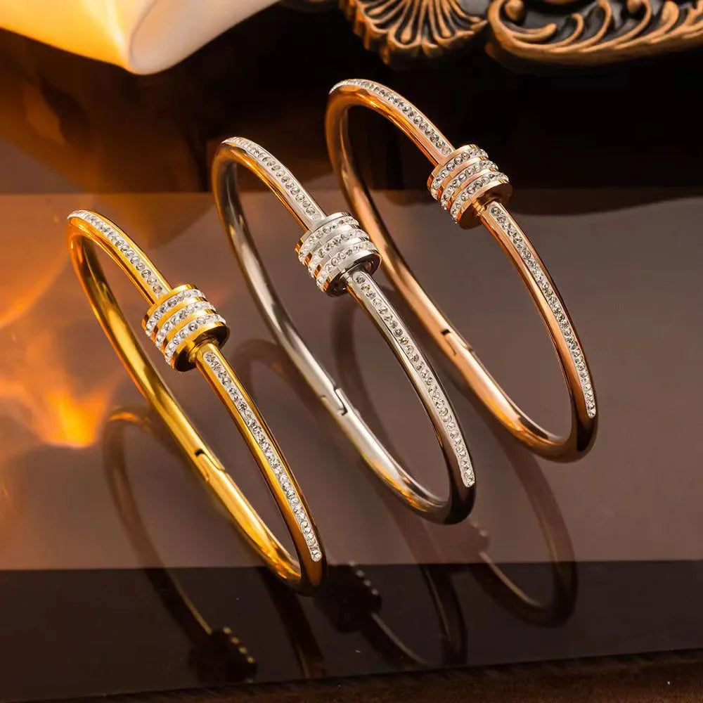 Bracelet Femme en Acier Titane Plaqué Or – Luxe Élégant avec Cristaux, Fait Main & Antioxydant