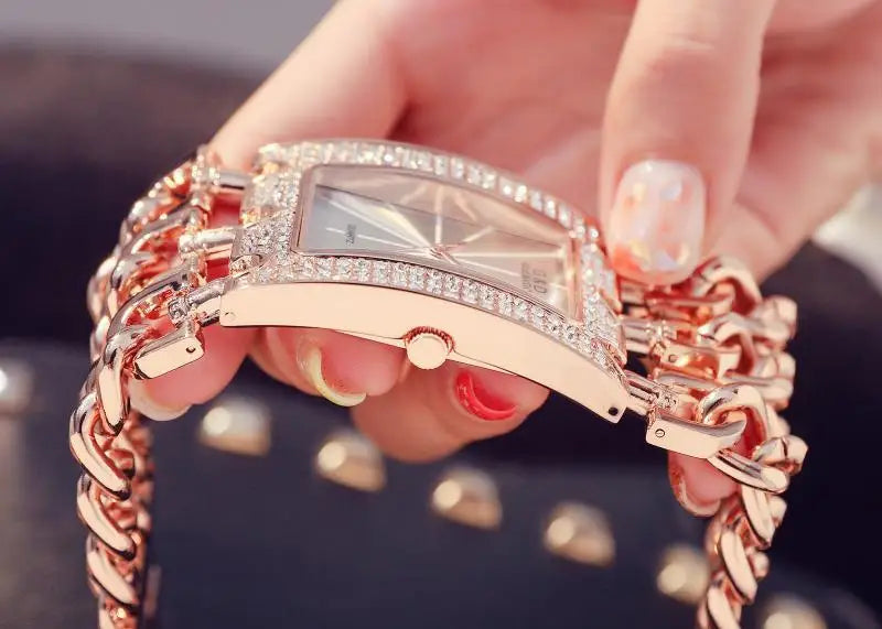 💎 Titre :

Montre bracelet dorée G&D – Élégance raffinée et design luxueux pour femme