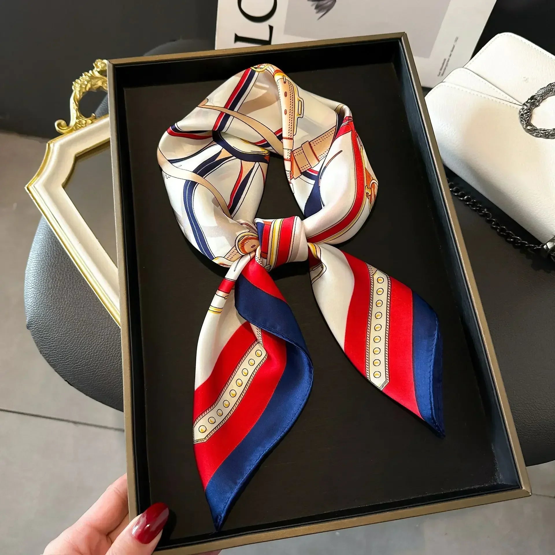 Foulard Carré Satiné Femme – Imprimé Élégant Style Soie | Accessoire Chic pour Cheveux, Cou ou Sac à Main