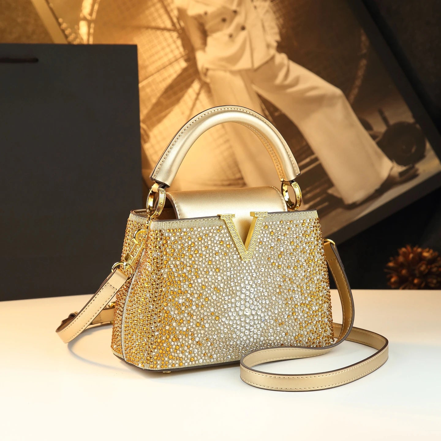Sac à Main Femme Luxe à Strass – Poignée Rigide et Détail Doré | Sac Brillant Chic Soirée ou Cérémonie