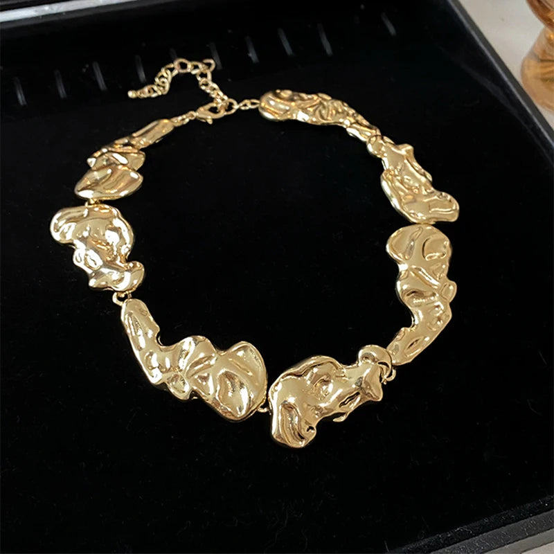 🩶 Titre :

Collier doré “Éclat Royal” – Élégance intemporelle et charme raffiné
