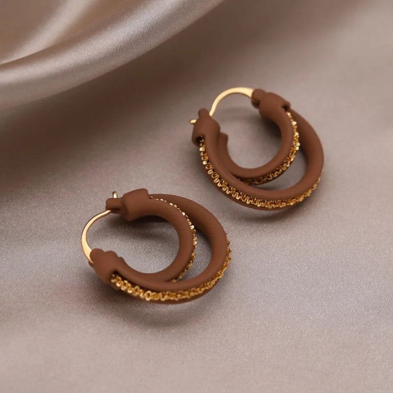 Boucles d’oreilles modernes style coréen – Créoles croisées avec chaîne dorée, look chic et tendance pour toutes les saisons ✨