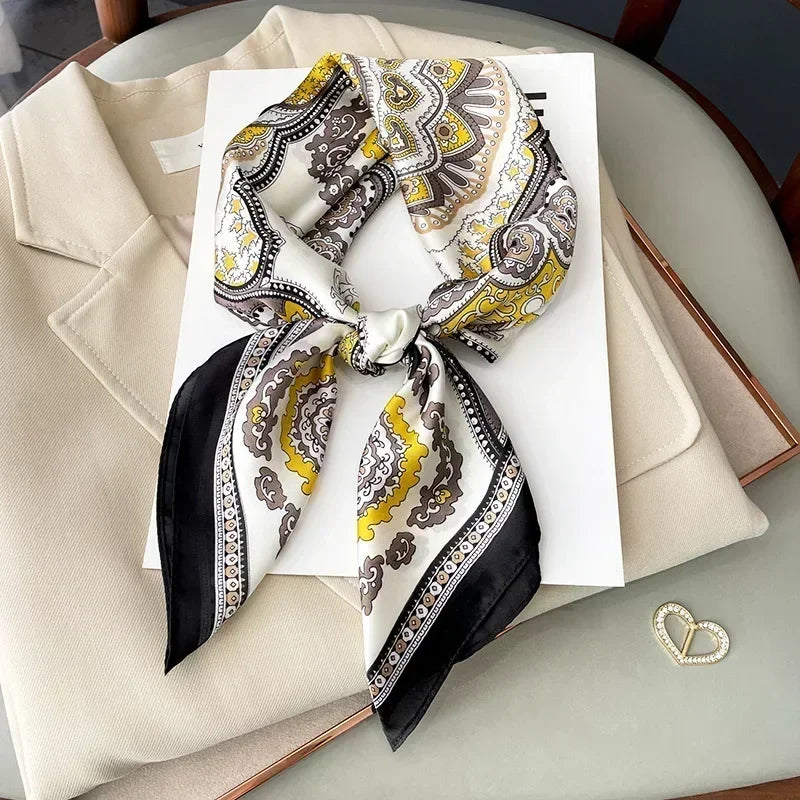Foulard Carré Satiné Femme – Imprimé Élégant Style Soie | Accessoire Chic pour Cheveux, Cou ou Sac à Main