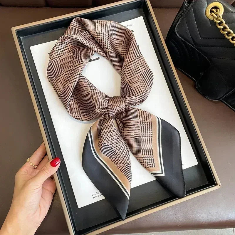 Foulard Carré Satiné Femme – Imprimé Élégant Style Soie | Accessoire Chic pour Cheveux, Cou ou Sac à Main