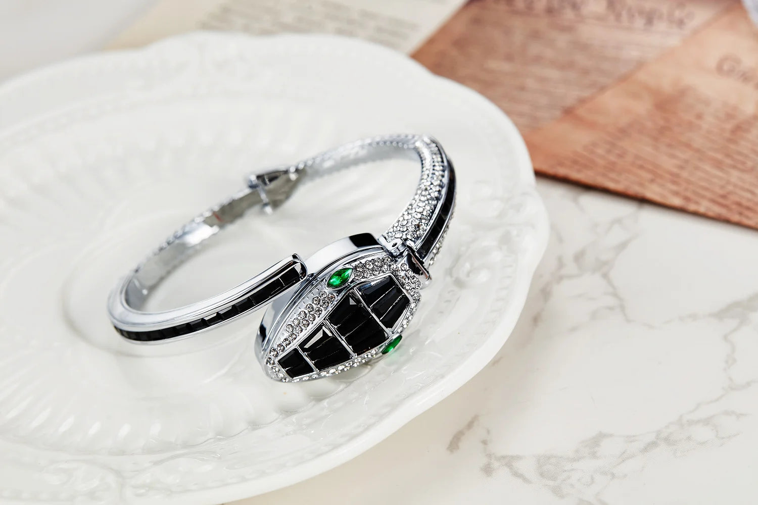 Montre bracelet “Émeraude Serpent” – Élégance audacieuse et design bijou luxueux