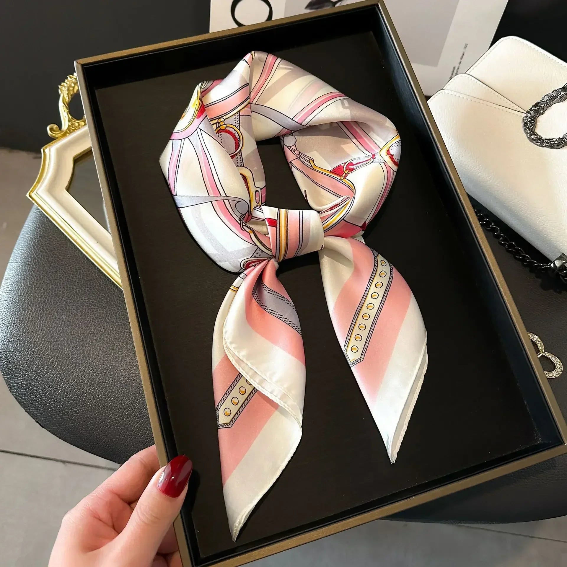 Foulard Carré Satiné Femme – Imprimé Élégant Style Soie | Accessoire Chic pour Cheveux, Cou ou Sac à Main