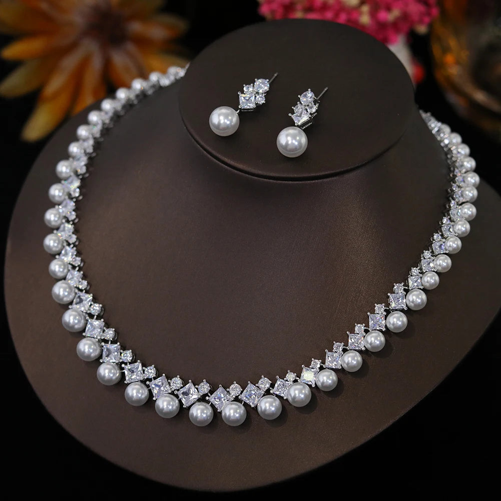 Parure de Mariage Élégante – Collier et Boucles d’Oreilles Perles & Cristaux Blancs | Bijoux de Mariée Classiques et Raffinés