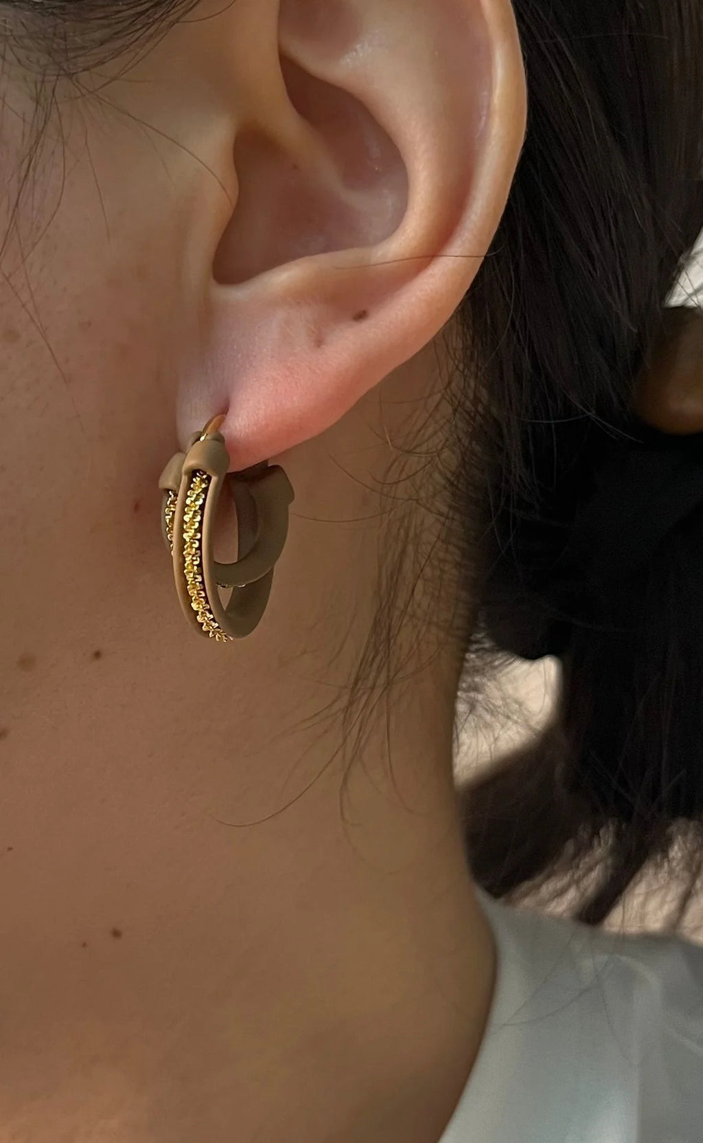 Boucles d’oreilles modernes style coréen – Créoles croisées avec chaîne dorée, look chic et tendance pour toutes les saisons ✨