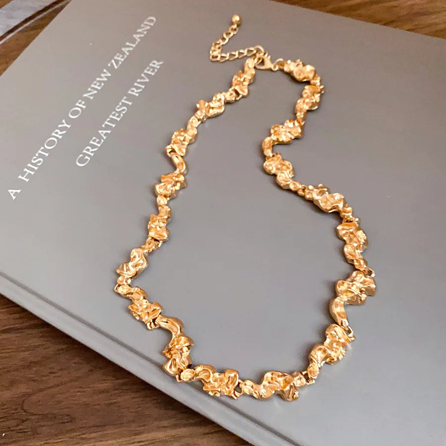 🩶 Titre :

Collier doré “Éclat Royal” – Élégance intemporelle et charme raffiné