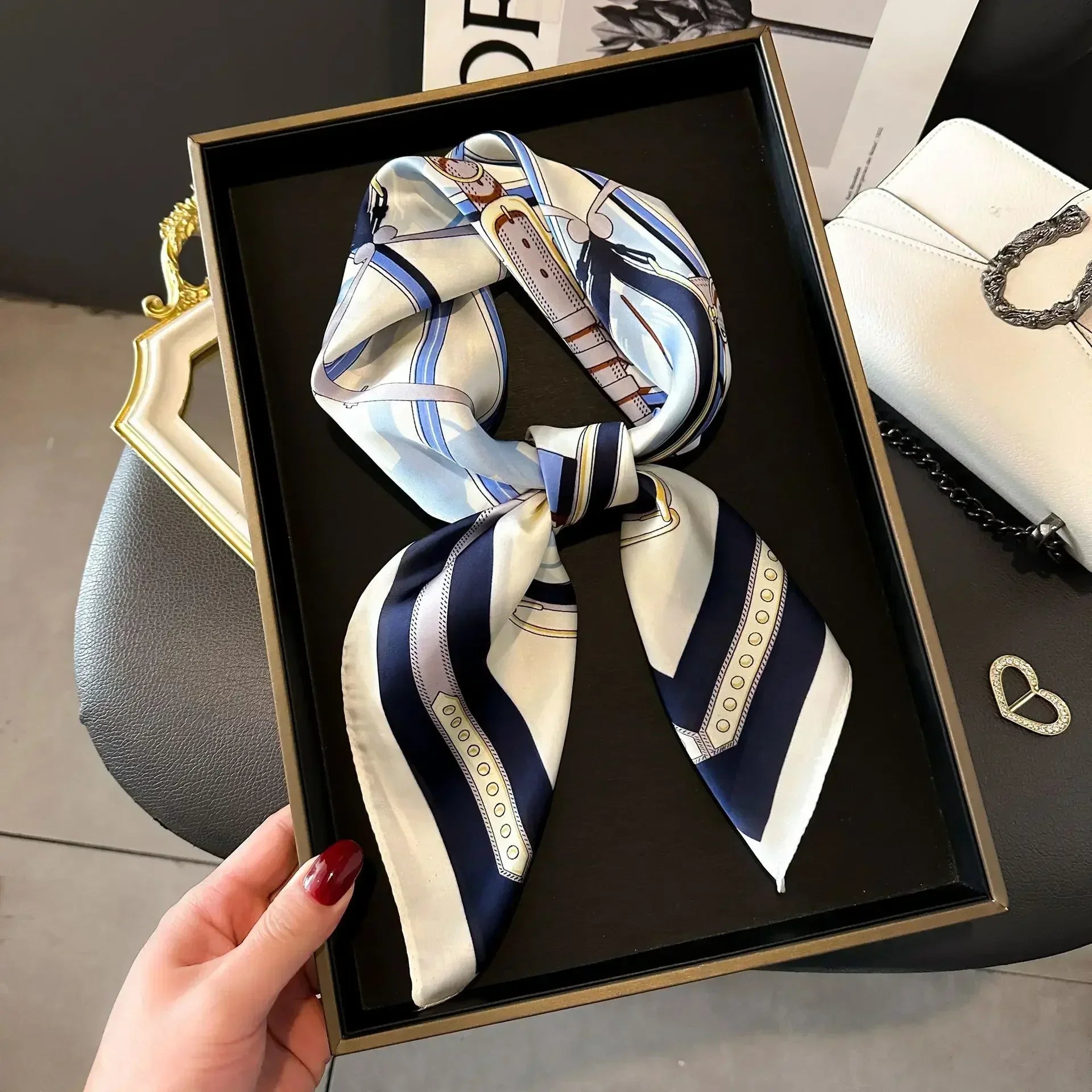 Foulard Carré Satiné Femme – Imprimé Élégant Style Soie | Accessoire Chic pour Cheveux, Cou ou Sac à Main