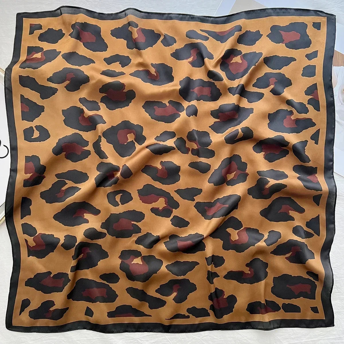 Foulard Carré Satiné Femme – Imprimé Élégant Style Soie | Accessoire Chic pour Cheveux, Cou ou Sac à Main