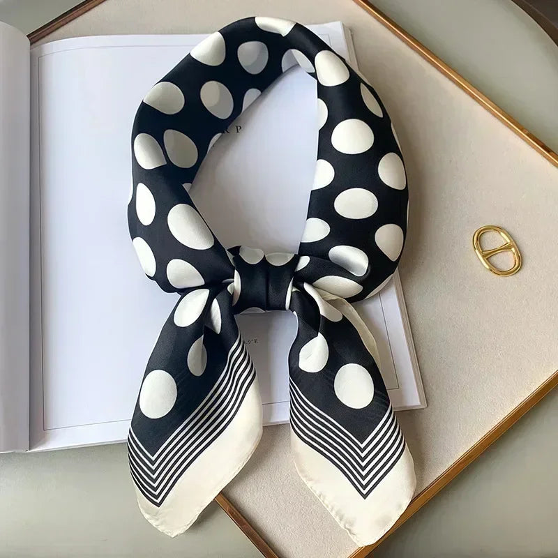 Foulard Carré Satiné Femme – Imprimé Élégant Style Soie | Accessoire Chic pour Cheveux, Cou ou Sac à Main
