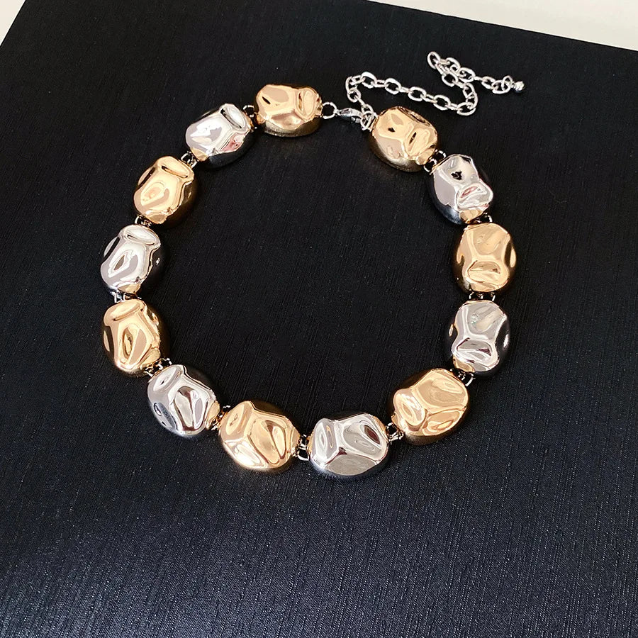 🩶 Titre :

Collier doré “Éclat Royal” – Élégance intemporelle et charme raffiné