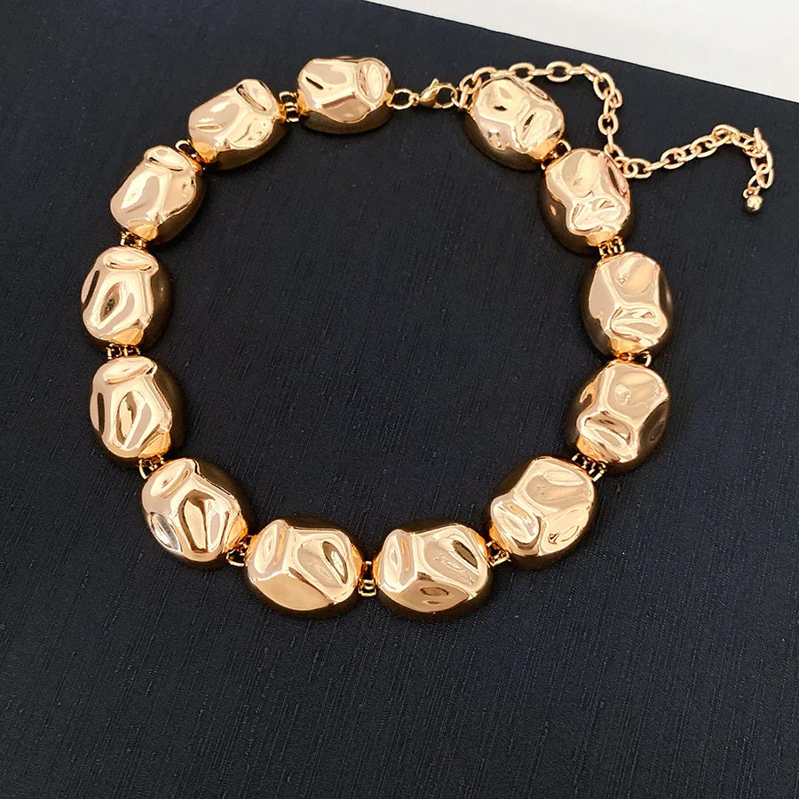 🩶 Titre :

Collier doré “Éclat Royal” – Élégance intemporelle et charme raffiné