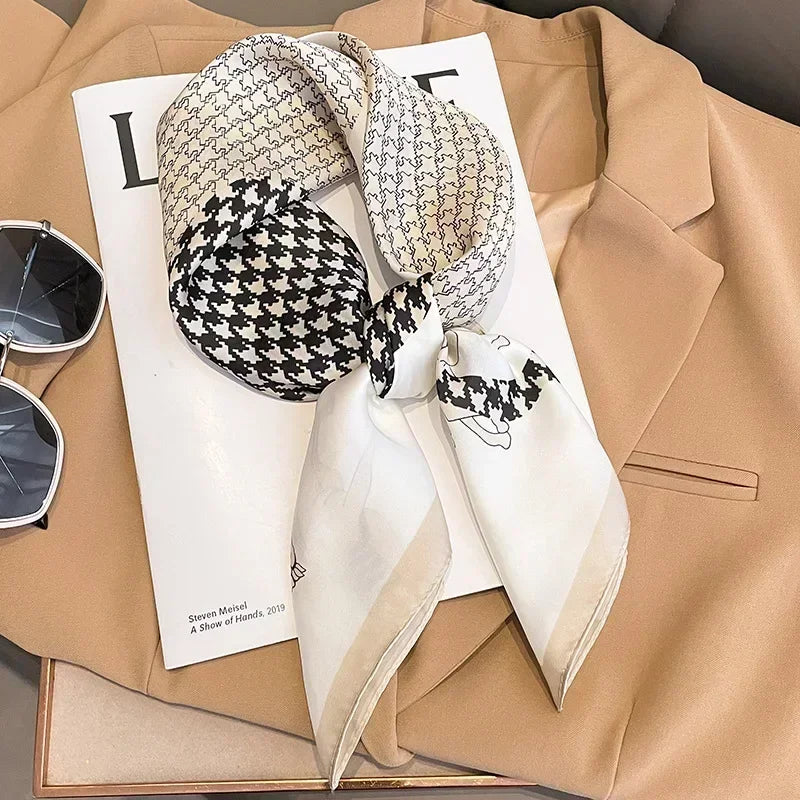 Foulard Carré Satiné Femme – Imprimé Élégant Style Soie | Accessoire Chic pour Cheveux, Cou ou Sac à Main