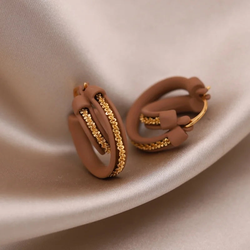Boucles d’oreilles modernes style coréen – Créoles croisées avec chaîne dorée, look chic et tendance pour toutes les saisons ✨