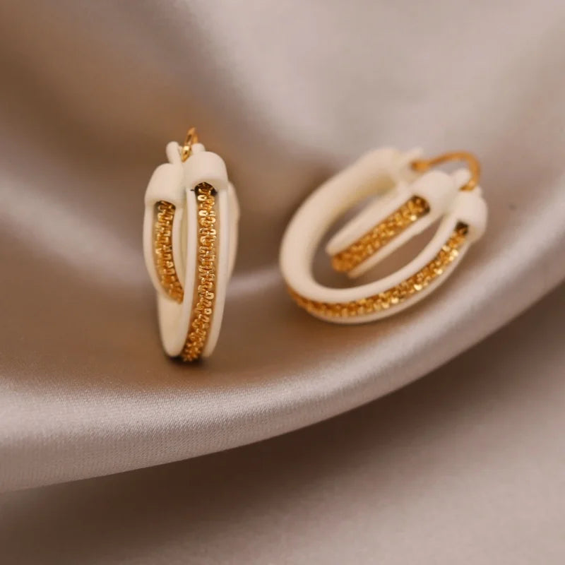Boucles d’oreilles modernes style coréen – Créoles croisées avec chaîne dorée, look chic et tendance pour toutes les saisons ✨
