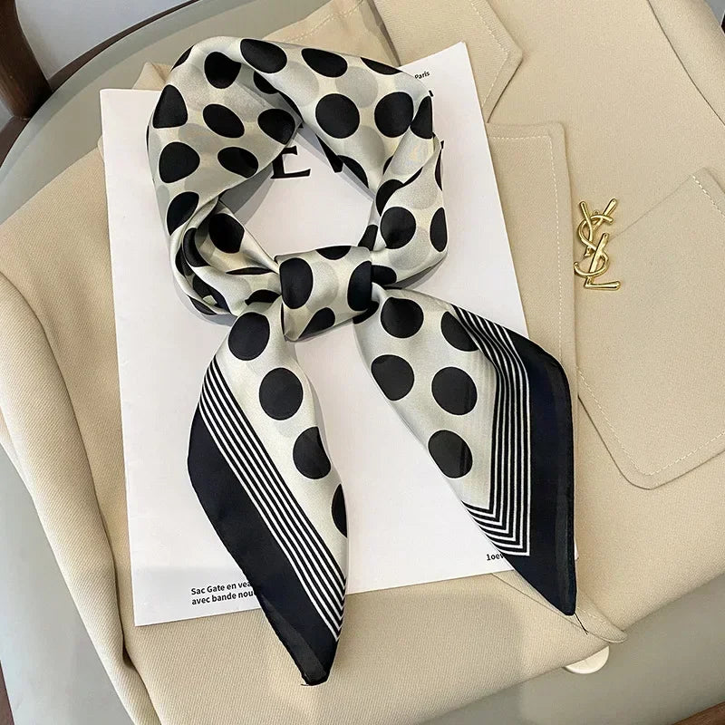 Foulard Carré Satiné Femme – Imprimé Élégant Style Soie | Accessoire Chic pour Cheveux, Cou ou Sac à Main