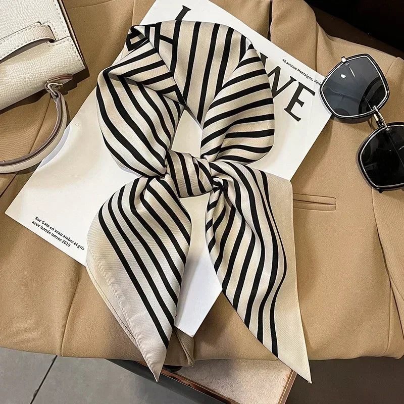 Foulard Carré Satiné Femme – Imprimé Élégant Style Soie | Accessoire Chic pour Cheveux, Cou ou Sac à Main