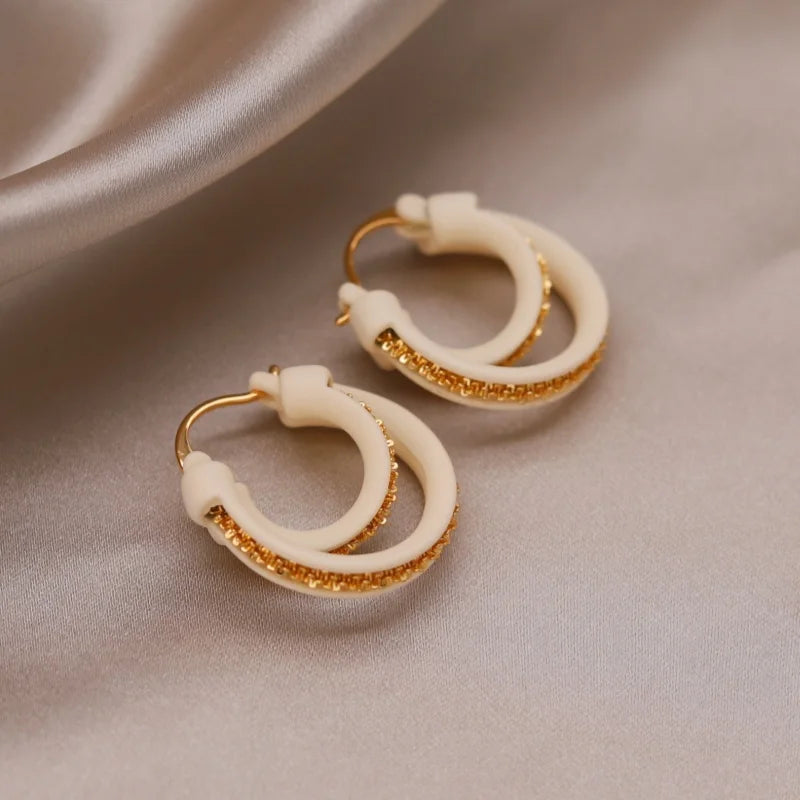 Boucles d’oreilles modernes style coréen – Créoles croisées avec chaîne dorée, look chic et tendance pour toutes les saisons ✨