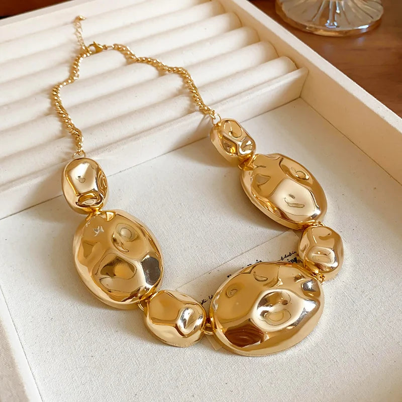 🩶 Titre :

Collier doré “Éclat Royal” – Élégance intemporelle et charme raffiné