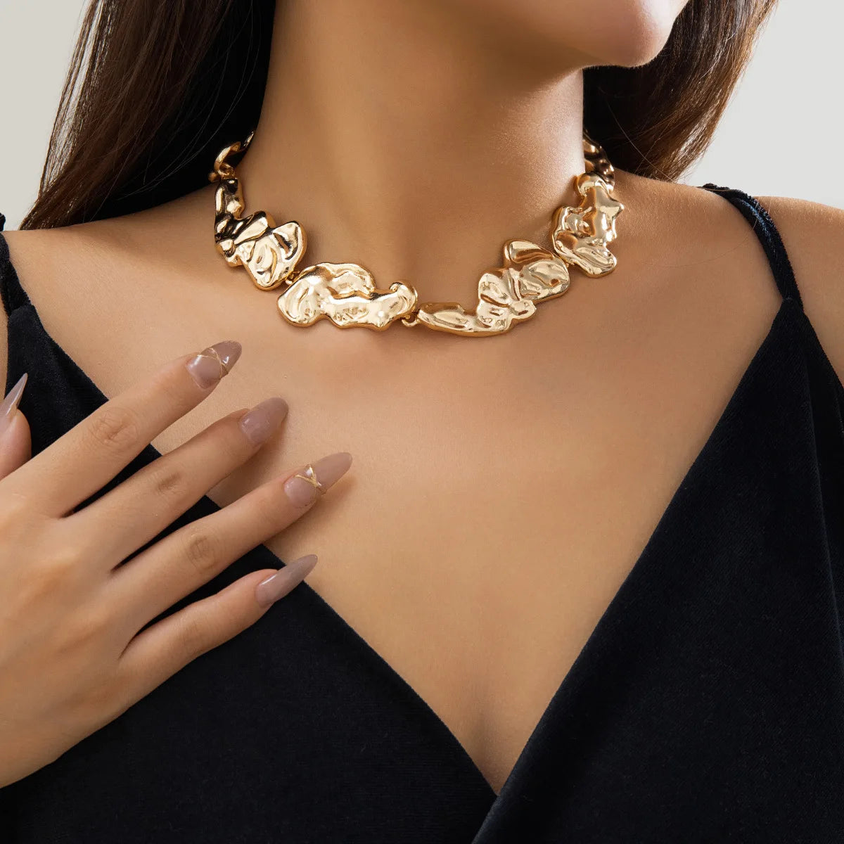 🩶 Titre :

Collier doré “Éclat Royal” – Élégance intemporelle et charme raffiné