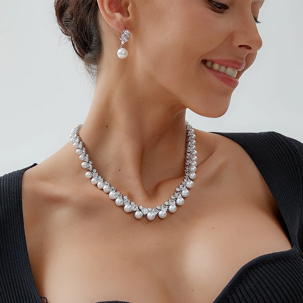Parure de Mariage Élégante – Collier et Boucles d’Oreilles Perles & Cristaux Blancs | Bijoux de Mariée Classiques et Raffinés