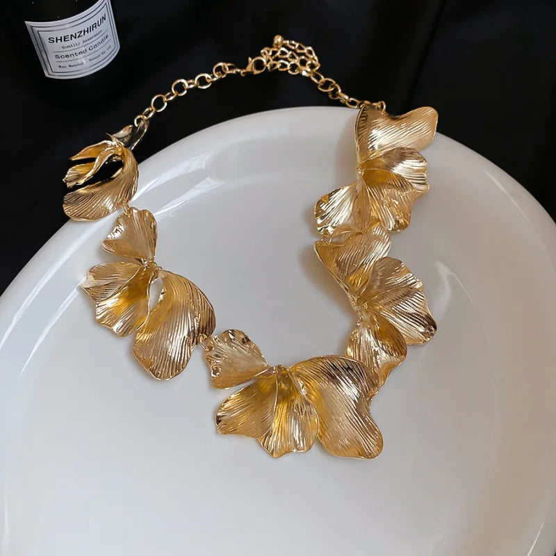 🩶 Titre :

Collier doré “Éclat Royal” – Élégance intemporelle et charme raffiné