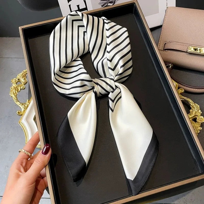 Foulard Carré Satiné Femme – Imprimé Élégant Style Soie | Accessoire Chic pour Cheveux, Cou ou Sac à Main