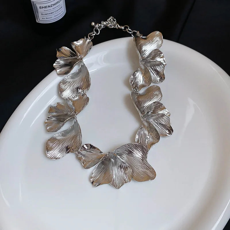 🩶 Titre :

Collier doré “Éclat Royal” – Élégance intemporelle et charme raffiné