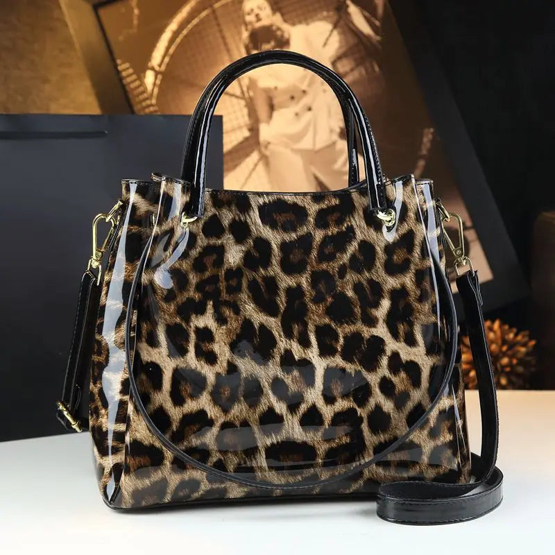 Alliez style et praticité avec ce somptueux sac à main en cuir véritable.
Son design chic au motif crocodile et ses finitions soignées en font un accessoire incontournable pour toutes les femmes modernes.