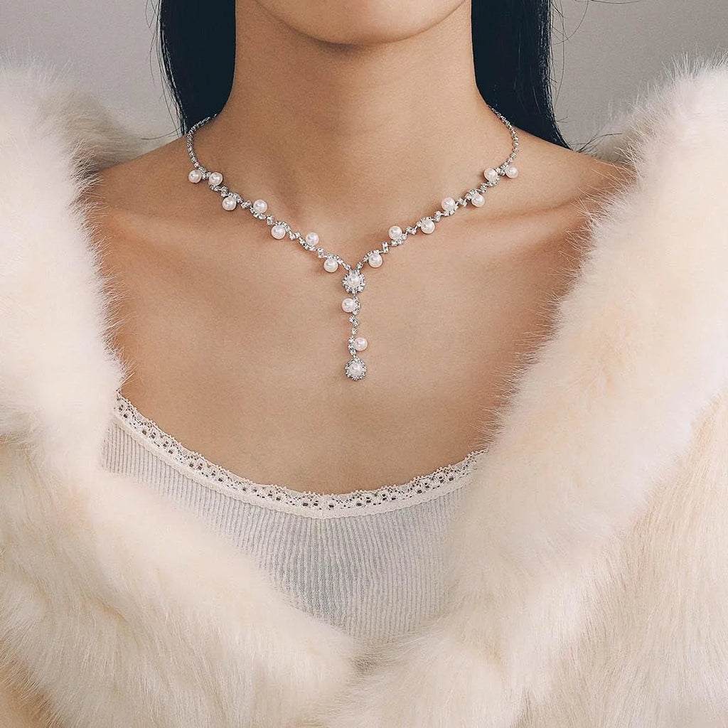 Parure de Mariage Élégante – Collier, Boucles d’Oreilles et Bracelet Perles & Strass Argentés | Bijoux de Mariée Raffinés