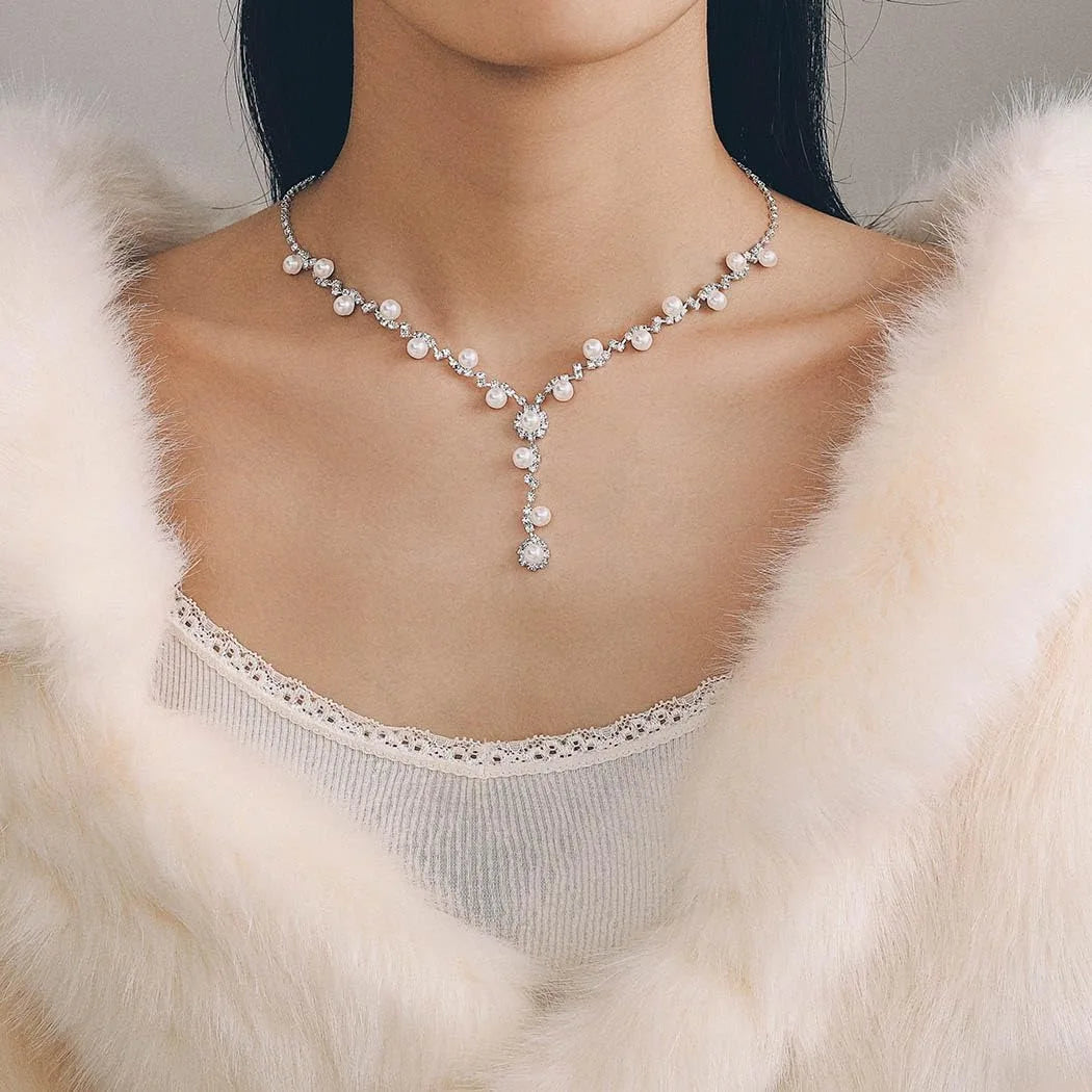 Parure de Mariage Élégante – Collier, Boucles d’Oreilles et Bracelet Perles & Strass Argentés | Bijoux de Mariée Raffinés