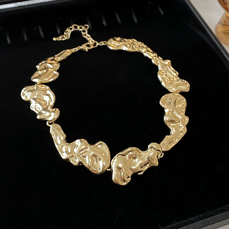 🩶 Titre :

Collier doré “Éclat Royal” – Élégance intemporelle et charme raffiné